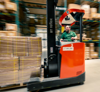 WKK medewerker op heftruck zorgt voor snelle levering