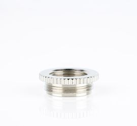 Een messing Jacob reduceerring, met metrisch schroefdraad, op een witte achtergrond.