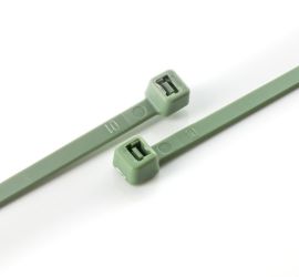 Twee groene polypropyleen kabelbinders op een witte achtergrond.