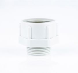 Een lichtgrijze Jacob kunststof verloopring, met Pg schroefdraad, op een witte achtergrond.