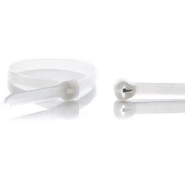 Een naturel Ty-Rap® kunststof kabelbinder, naast een uitvergrote sluiting van een andere Ty-Rap® kabelbinder.