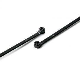 Een zwart gekleurde, UV bestendige, Ty-Rap® polypropyleen kabelbinder op een witte achtergrond.