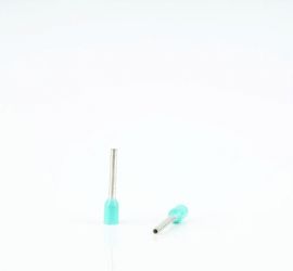 Twee geïsoleerde, enkelvoudige adereindhulzen, met turquoise polypropyleen isoleerkraag, één rechtop staand en één liggend, op een witte achtergrond.