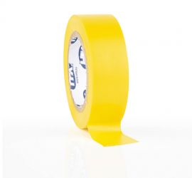 Een rol gele PVC tape, 10 meter, met een stukje uitgerold en op het oppervlak geplakt, op een witte achtergrond.