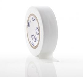 Een rol witte PVC tape, 10 meter, met een stukje uitgerold en op het oppervlak geplakt, op een witte achtergrond.