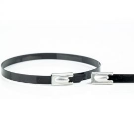 Een zwarte gecoate RVS AISI 304 kabelbinder, gebonden, vooraanzicht, naast de uitvergrote kop van een RVS kabelbinder.