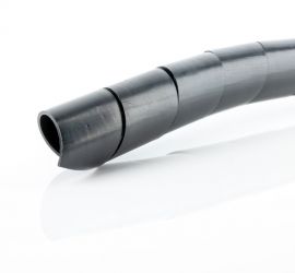 Een zwarte spiraalband, uitvergroot, op een witte achtergrond.