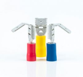Een rode, een gele en een blauwe geïsoleerde vlakstekerhuls met tab, zonder huls, . rechtop staand, op een witte achtergrond.