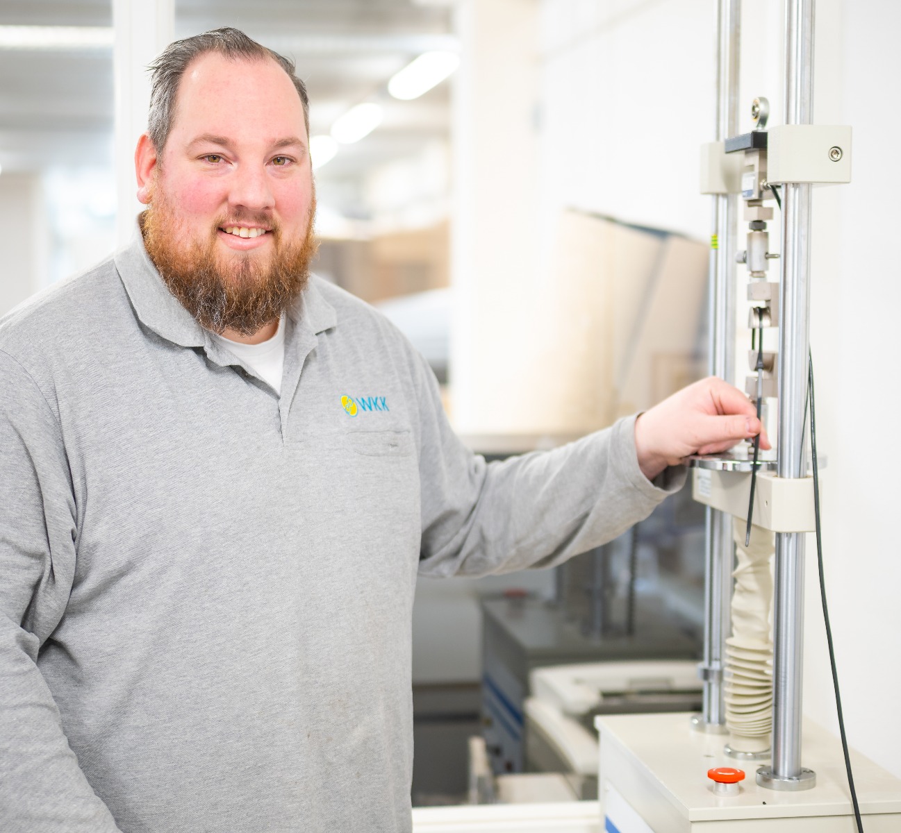WKK medewerker test trekkracht van kabelbinder